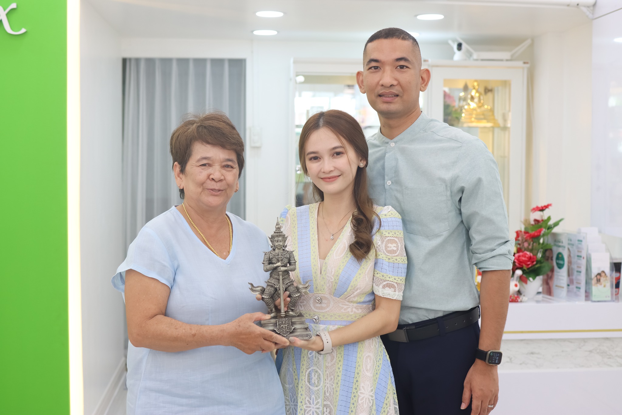 พิธีเปิดศูนย์ความงามสาขาลพบุรี