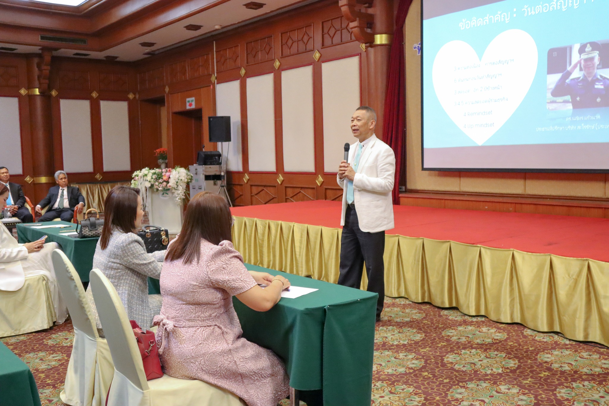 พิธีลงนามต่อสัญญาแฟรนไชร์ศูนย์ความงามทั้งหมด 13 ศูนย์