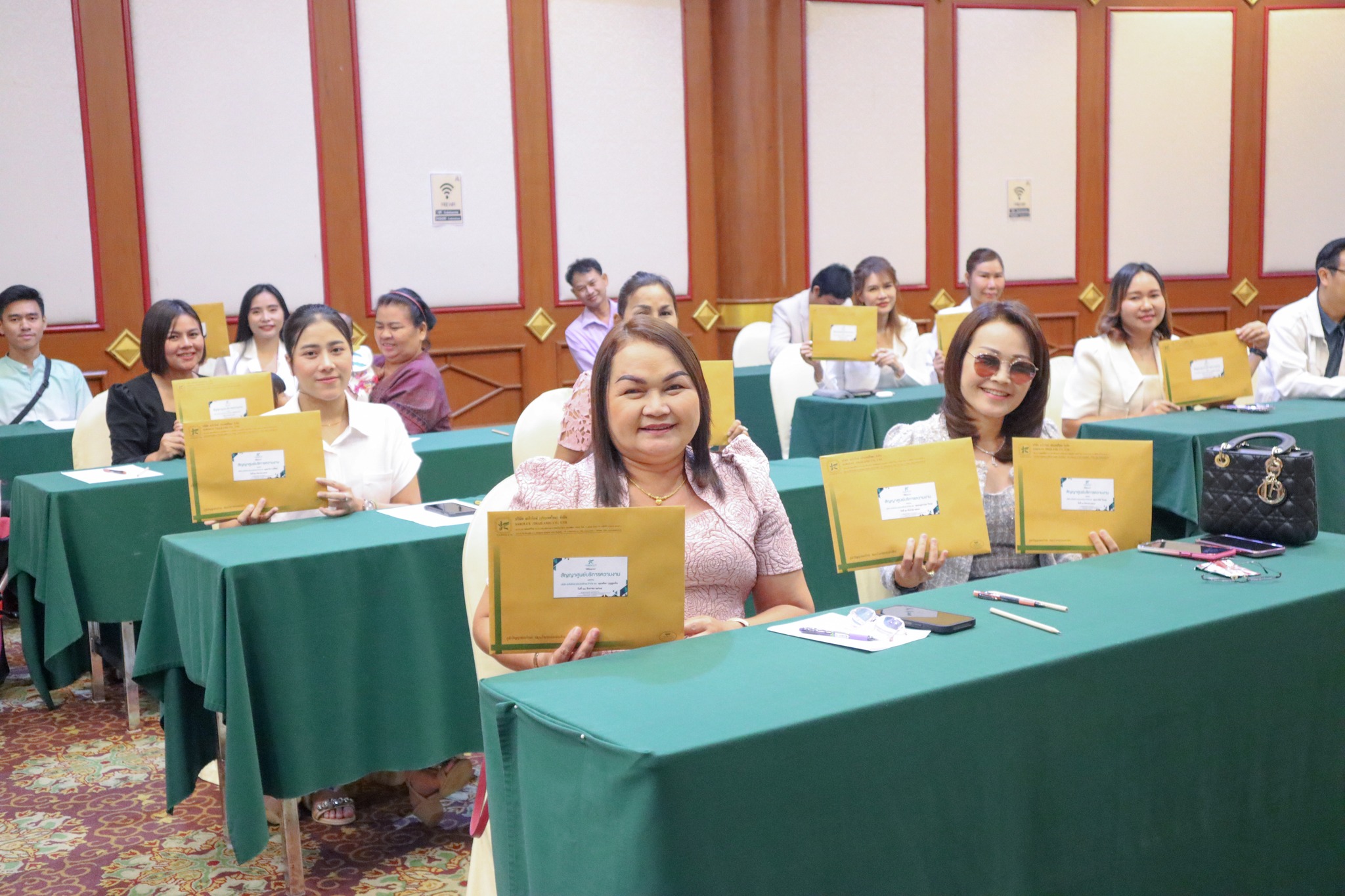 พิธีลงนามต่อสัญญาแฟรนไชร์ศูนย์ความงามทั้งหมด 13 ศูนย์