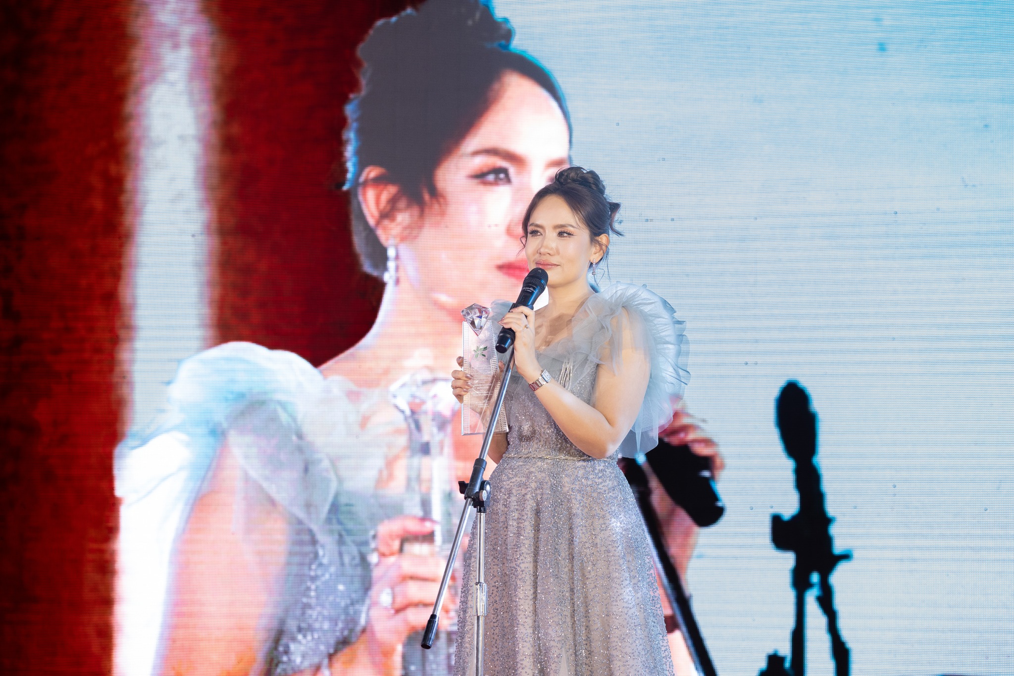สุดยอดนักบริหารดีเด่น คุณรุ่งนภา นาควิจิตร์ ผู้บริหารศูนย์ฯ สาขากำนันแม้น