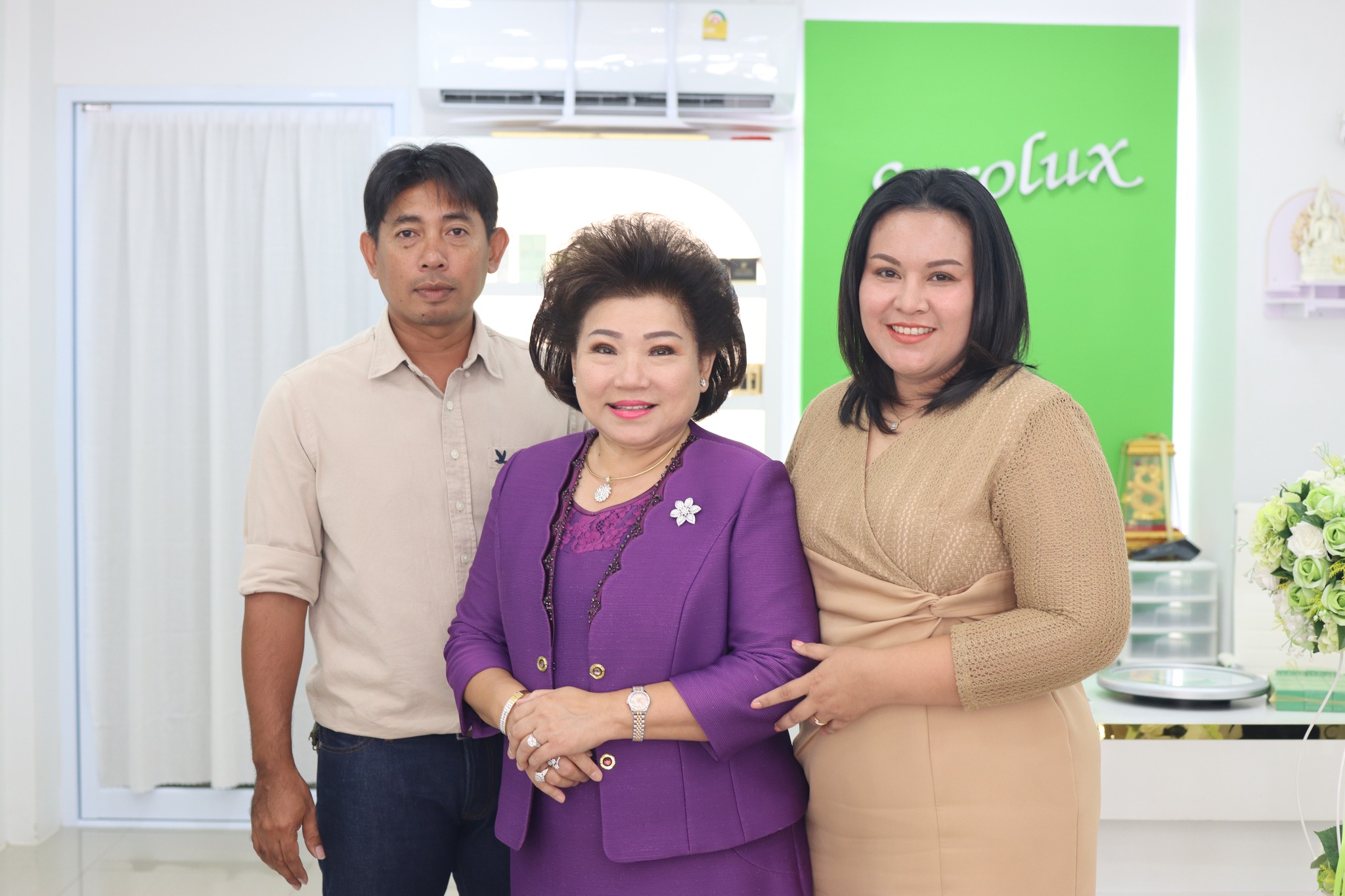 พิธีเปิดศูนย์ความงามสาขา ถนนโฉลกรัฐ จ.สุราษฎร์ธานี